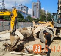 操女生骚逼视频高温下的坚守｜道路建设者用汗水铺就畅通路